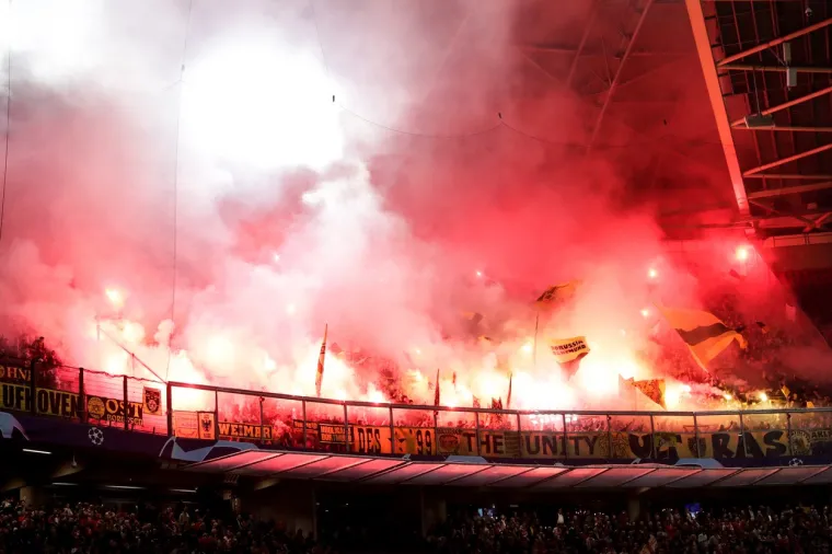 Ne pamtimo kada se nešto ovakvo dogodilo: Pogledajte nestvarnu bakljadu na utakmici Lige prvaka