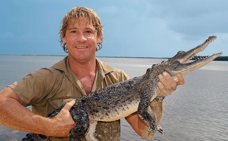 3. Steve Irwin: Proslavio se početkom 2000-ih kao televizijski &apos;lovac na krokodile&apos;. Umro je od uboda raže 4. rujna 2006. godine u 44. godini. Nesreća se dogodila dok je snimao novi serijal pod nazivom &apos;Najopasnije životinje u oceanu&apos;. Steve je tada imao 44 godine.