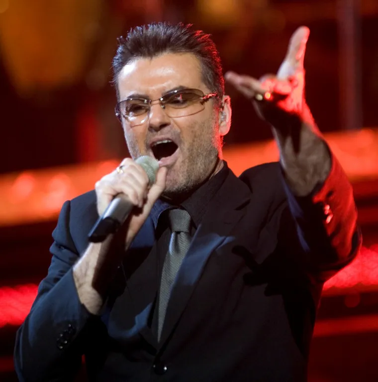 5. George Michael: Preminuo je na Božić 2016. godine u 53. godini. Patio je od kardiomiopatije, miokarditisa i problema s jetrom, a obudkcija je potvrdila da je umro prirodnom smrću. Njegovi brojni hitovi žive i danas.