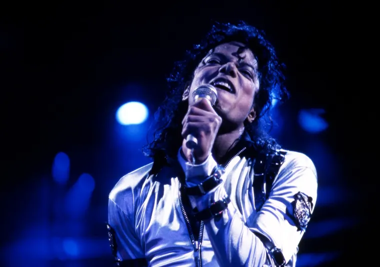 7. Michael Jackson: Umro je 2009. od srčanog zastoja u 51. godini, a u tijelu su mu našli propofol, lorazepam i midazolam. Zbog propofola, Jackson se zapravo predozirao, a kako mu je taj lijek dao njegov liječnik Conrad Murray, on je kasnije osuđen na četiri godine zatvora za ubojstvo iz nehaja. Svijet je oplakivao smrt čovjeka koji je pokazao ogroman talent i snimio pregršt pjesama koje ćemo još dugo pamtiti. Sjenu na njegovu slavu bacile su optužbe za pedofiliju, od kojih su najžešće izrečene u HBO-ovom dokumentarcu iz 2019. godine. Upravo zbog toga, dio obožavatelja ga više nikad nije gledao na isti način. 