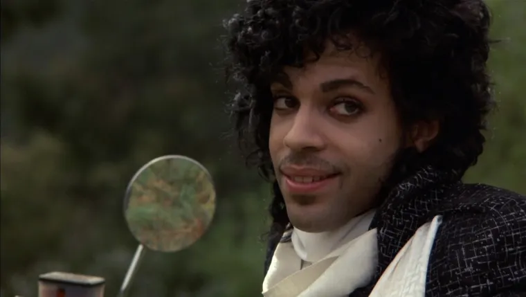 9. Prince: Preminuo je u proljeće 2016. godine u 57. godini. Dvije godine je trajala istraga o uzroku smrti. Na kraju se ispostavilo da je bila riječ o kobnoj dozi fentalnina u krvi. To je, inače, snažan lijek protiv bolova. Njegov izniman talent i vrhunska glazba žive i dalje.