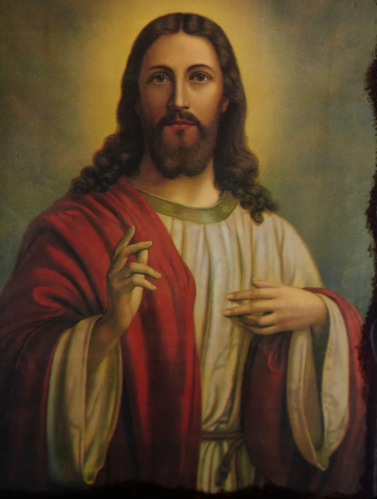7. Isus je nosio dugačke haljine: Ovo je poteklo od slikara. Isus nije bio bogat čovjek i malo je vjerojatno da bi ikada nosio duge haljine u kojima je često prikazan. Ogrtače su bogati općenito nosili u posebnim prilikama.