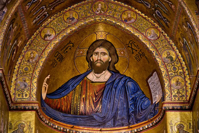 8. Isus je imao dugu kosu i bradu: Stotinama godina Isusa su prepoznavali po dugoj svilenkastoj kosi i raspuštenoj bradi. Standardna moda tog vremena među muškarcima bila je biti golobrad i kratko ošišan. Svakako, Isus je možda nosio bradu u određenim trenucima svoje službe, osobito u vrijeme dok je bio na putu; ali malo je vjerojatno da je tako održavao, a još je manje vjerojatno da je imao dugu kosu.