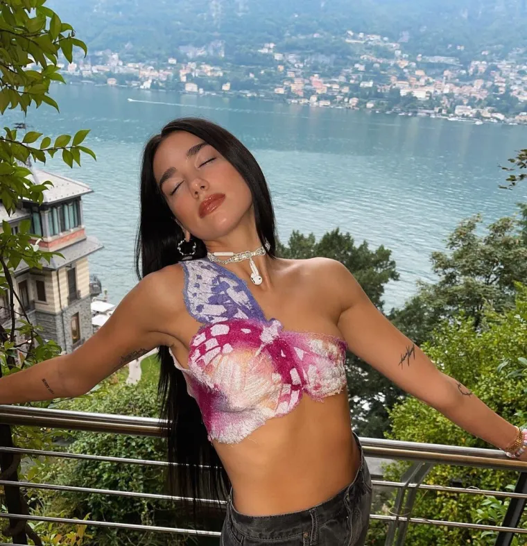 Dua Lipa je idealna kombinacija nevine slatkoće i vrućeg seksepila: Iskopali smo njezine najseksi fotke