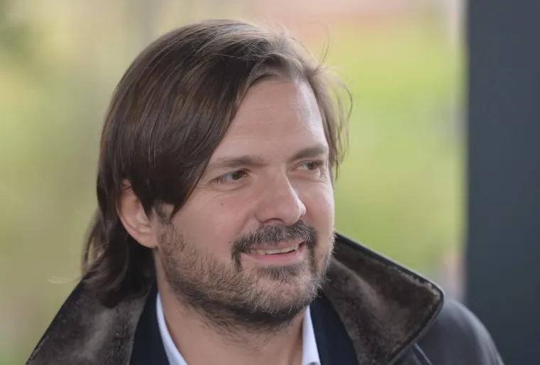 U ožujku 2014. donesena je prva odluka o skrbni&scaron;tvu nad Aleksandrom. Premda je Popović tražio zajedničko skrbni&scaron;tvo, ono je pripalo Severini. 