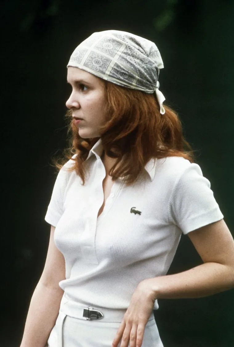 Carrie Fisher upisala je prestižno sveučilište Sarah Lawrence u New Yorku, no brzo je odustala kako bi ganjala karijeru u Hollywoodu. Debitirala je s 19 godina u filmu &apos;Shampoo&apos;, bok uz bok s Goldie Hawn i Warrenom Beattyjem.