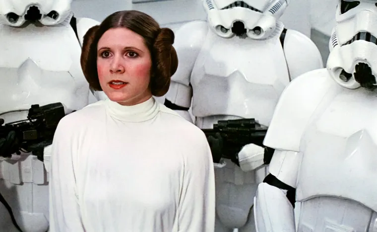 Tijekom snimanja Zvjezdanih ratova Carrie Fisher nije smjela nositi grudnjak, rekli su joj kako &apos;ne postoji donje rublje u svemiru&apos;. Umjesto toga, grudi su joj na mjestu stajale uz pomoć ljepljive trake.