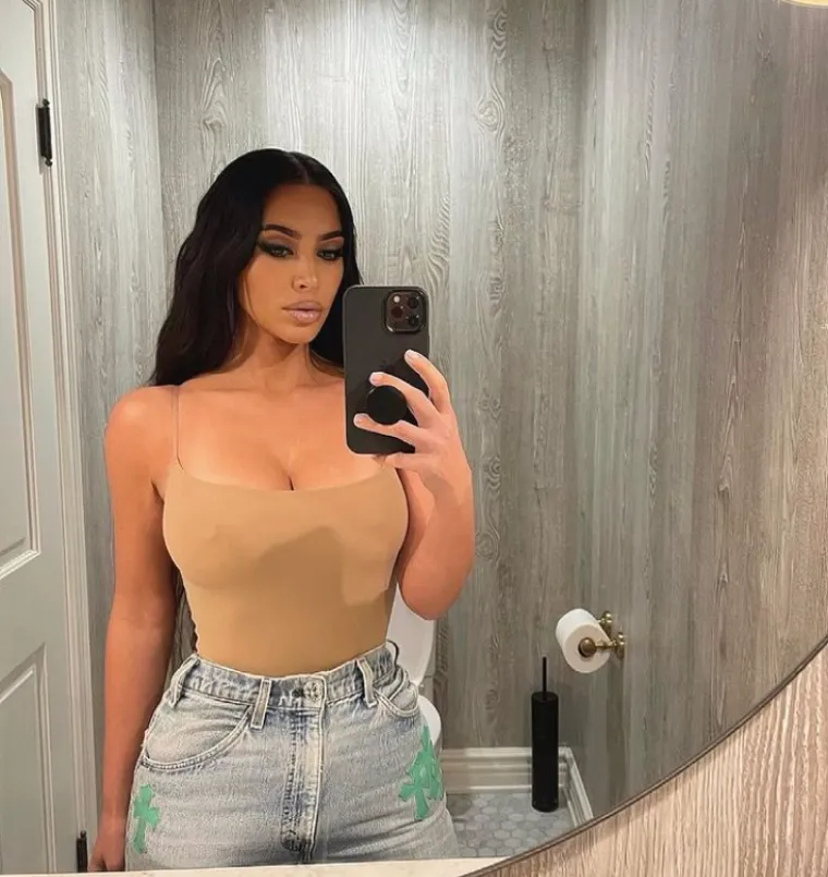 Kada je rođena North West, Kim i Kayne su svojim prijateljima slali slike druge bebe da provjere hoće li itko pokušati prodati slike. Bar jedna osoba je probala.