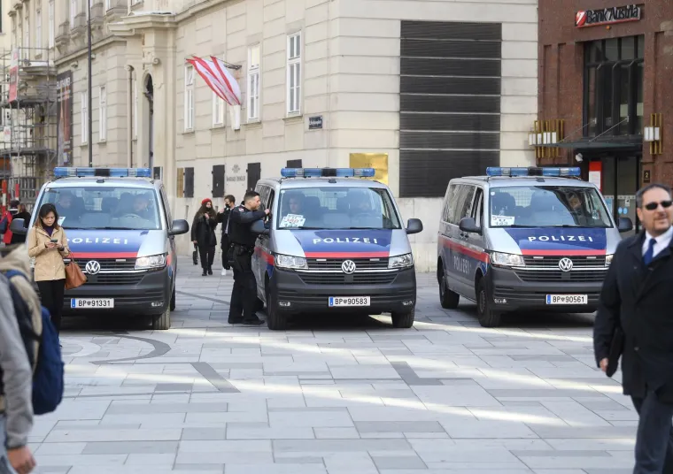 Dinamovi navijači okupirali centar grada, policija je po svim kritičnim mjestima