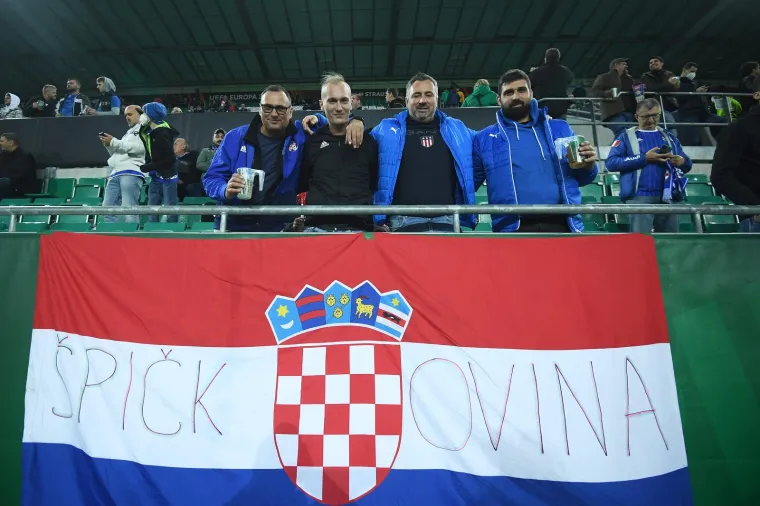 Bad Blue Boysi okupirali tribine u Beču. Palile se baklje, bacale petarde i orila se pjesma