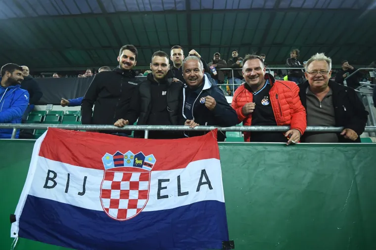 Bad Blue Boysi okupirali tribine u Beču. Palile se baklje, bacale petarde i orila se pjesma
