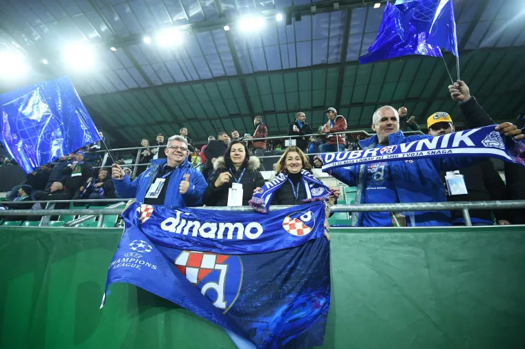 Bad Blue Boysi okupirali tribine u Beču. Palile se baklje, bacale petarde i orila se pjesma