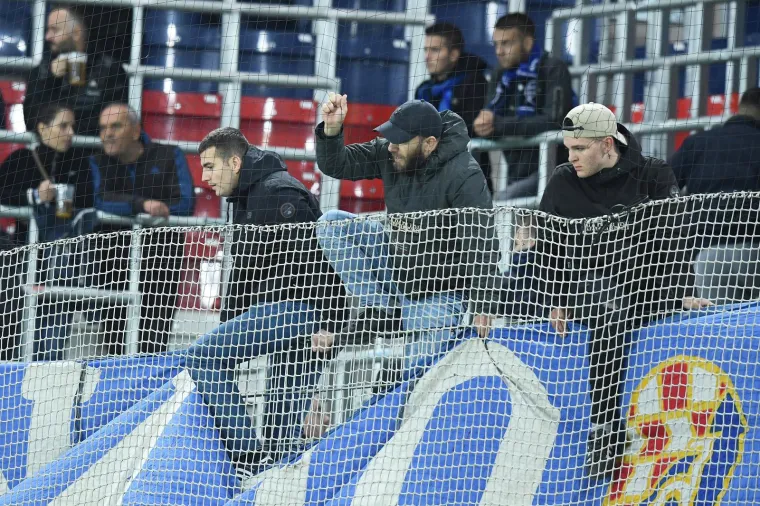 Bad Blue Boysi okupirali tribine u Beču. Palile se baklje, bacale petarde i orila se pjesma