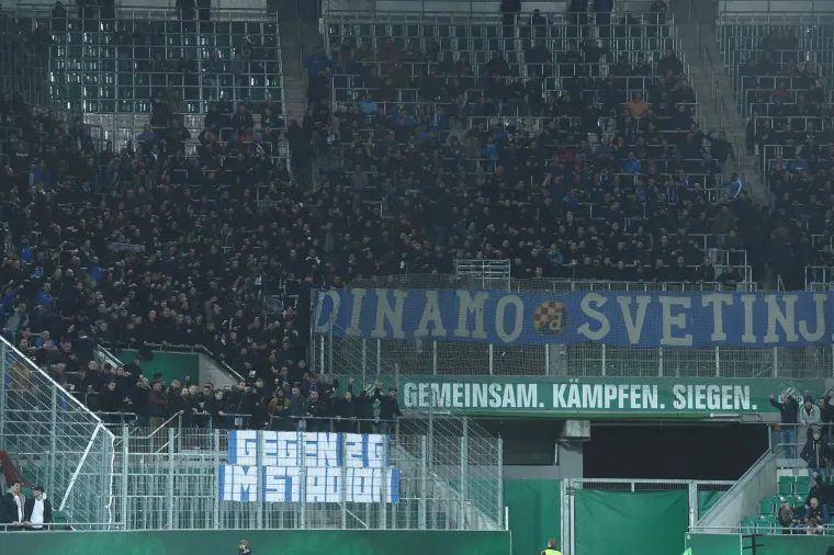 Bad Blue Boysi okupirali tribine u Beču. Palile se baklje, bacale petarde i orila se pjesma