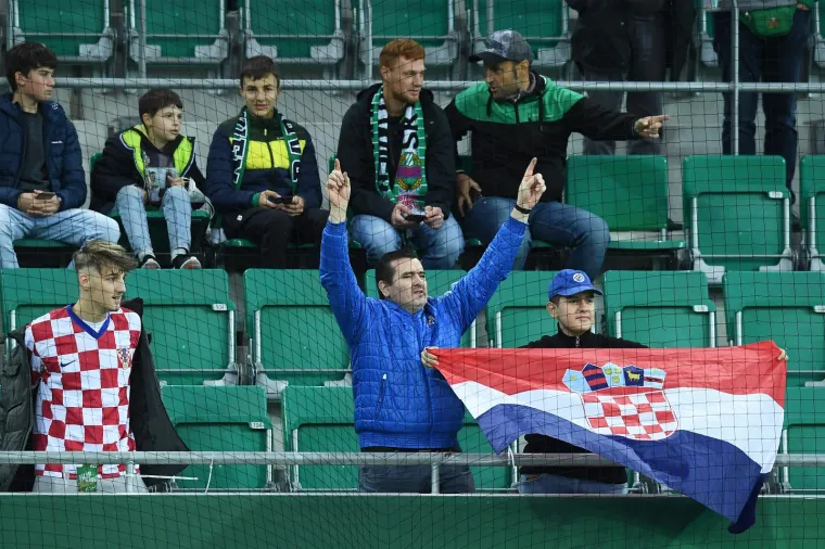 Bad Blue Boysi okupirali tribine u Beču. Palile se baklje, bacale petarde i orila se pjesma