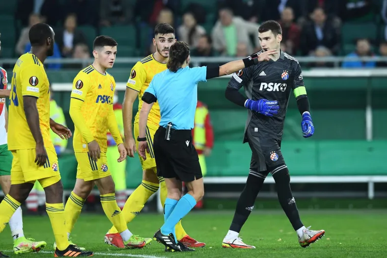Žestoko naguravanje i trenutak ludila. Pogledajte kako su se Dinamovi igrači zamalo potukli s Austrijancima
