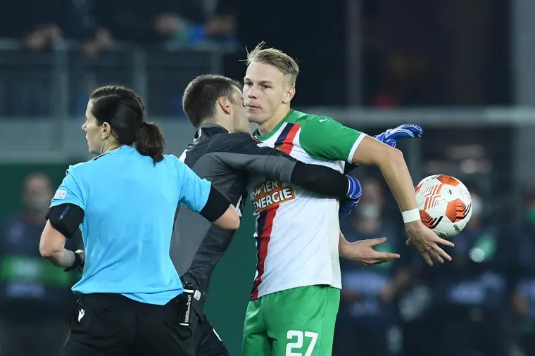 Žestoko naguravanje i trenutak ludila. Pogledajte kako su se Dinamovi igrači zamalo potukli s Austrijancima