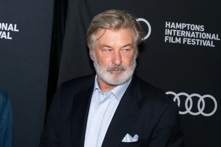 Alec Baldwin i Kim Basinger vodili su jednu od najduljih i vrlo gorkih bitki za skrbništvo u holivudskoj povijesti, no koliko je situacija užasna dobro je pokazao telefonski poziv Baldwina kćeri tada staroj tek 11 godina kojeg je objavio TMZ. 