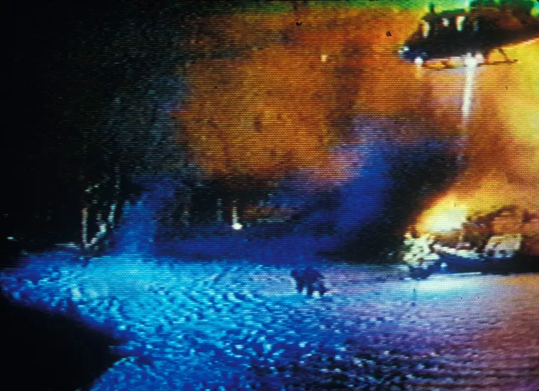 Još jedna vrlo poznata tragedija na setu dogodila se 1982. godine, tijekom snimanja filma &quot;Zona sumraka&quot; kada su u padu helikoptera poginuli glumac Vic Morrow i dvoje djece u Santa Clariti u Kaliforniji. Morrow i djeca snimali su scenu koja je uključivala eksplozije, nakon čega su krhotine oštetile propeler helikoptera. Pet osoba, uključujući i redatelja Johna Landisa, suočilo se s optužbom za ubojstvo iz nehaja, ali su na kraju oslobođeni.