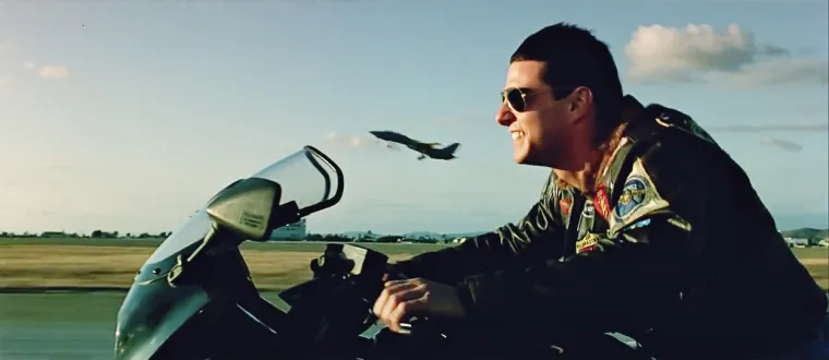 Kultni film Toma Cruisea iz 1986. godine &quot;Top Gun&quot;, nažalost, odnio je život kaskaderskog pilota Arta Scholla, čiji je zrakoplov pao u Tihi ocean pet milja od obale Encinitasa u Kaliforniji. Tijekom izvođenja obrnutog okretanja, Schollov zrakoplov nije uspio održati visinu, a njegove posljednje riječi su navodno bile: &quot;Imam problem ovdje&quot;. Obalna straža izvukla je krhotine zrakoplova, ali Schollovo tijelo nikada nije pronađeno.