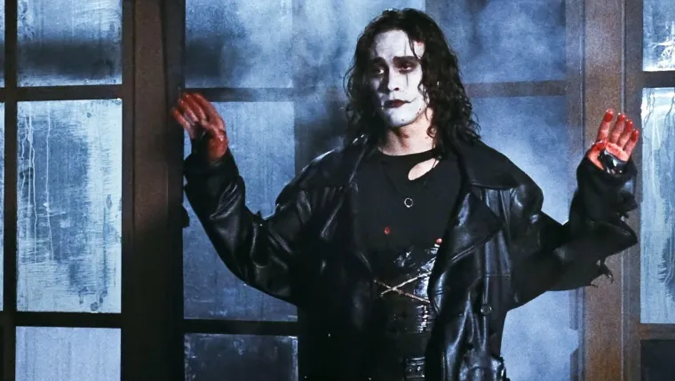 Jedna od najpoznatijih tragedija na setu dogodila se 1994. tijekom snimanja filma &quot;Vrana&quot;. Naime, tada je ubijen glavni glumac Brandon Lee zbog slučajnog previda odjela za filmske rekvizite. Mala eksplozivna naprava, koja je korištena za simulaciju pucnjave, eksplodirala je u vrećici s namirnicama, a glumca je projektil pogodio u trbuh te ga je usmrtio. Nekoliko tjedana kasnije, istraga o nesreći otkrila je da je ekipa bila nemarna, no okružni tužitelj odbio je podići optužnicu protiv producentske kuće koja je snimala film.