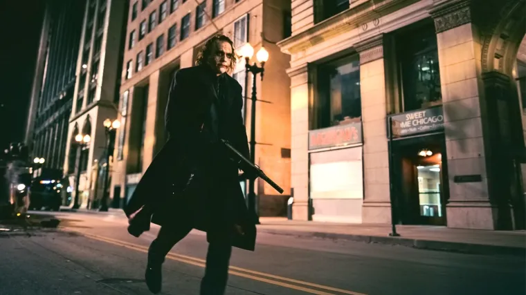 Dok je nastavak &quot;Batmana&quot; Christophera Nolana &quot;Vitez tame&quot; iz 2008. godine uvelike povezan sa smrću zvijezde Heatha Ledgera, koja se dogodila mjesecima nakon što je snimanje završeno, kaskader Conway Wickliffe ubijen je tijekom produkcije. Wickliffe, koji je također izvodio vratolomije u filmu &quot;Batman Begins&quot; iz 2005., nagnuo se kroz prozor Nissana i upravljao kamerom kada se automobil zabio u stablo, što je dovelo do teške traume njegove glave. Proglašen je mrtvim na mjestu događaja u Longcrossu blizu Chertseyja, Surrey, Engleska.