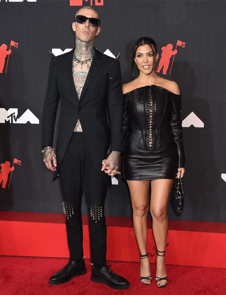 Glazbenik Travis Barker rođen je 14. studenog 1975. godine. Evolucija njegove veze s novom zaručnicom Kourtney Kardashian otkriva škorpionski pristup ljubavi. Naime, njih dvoje bili su prijatelji i susjedi godinama prije nego što su postali ljubavni par. On je tako imao dovoljno vremena da promatra i, na kraju, zavede najstariju sestru Kardashian.