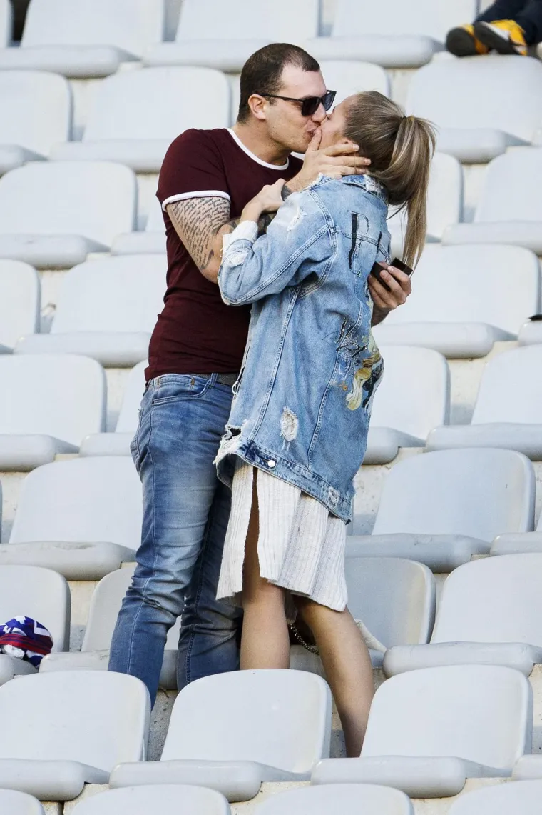 Pogledajte kako je navijač zaprosio djevojku na Hajdukovoj utakmici, cijeli stadion je čekao njen odgovor