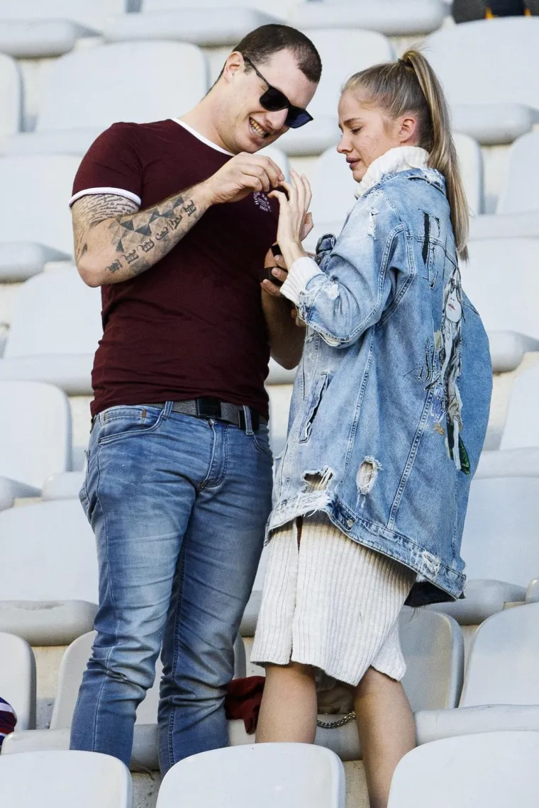 Pogledajte kako je navijač zaprosio djevojku na Hajdukovoj utakmici, cijeli stadion je čekao njen odgovor