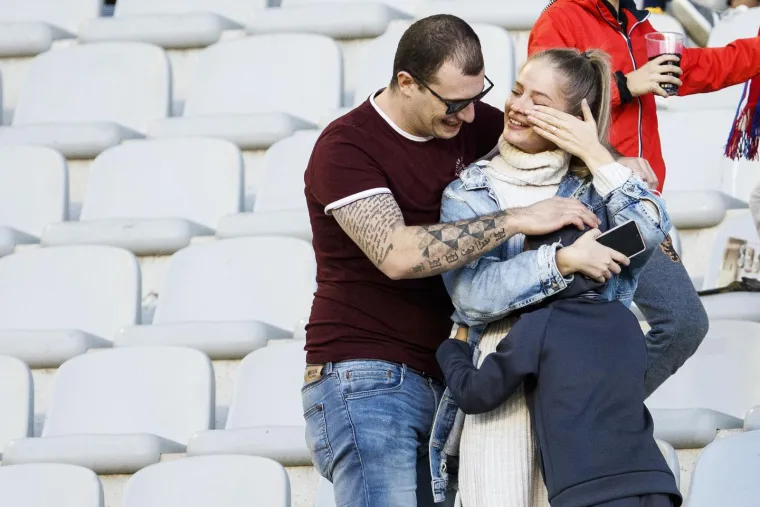 Pogledajte kako je navijač zaprosio djevojku na Hajdukovoj utakmici, cijeli stadion je čekao njen odgovor