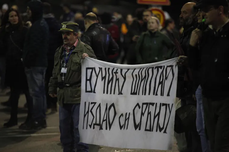 Prosvjedi zbog novih mjera, nakon 22 sata u kafiće samo s covid potvrdom: 'Vučiću izdao si Srbiju!'