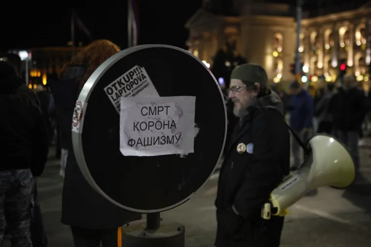 Prosvjedi zbog novih mjera, nakon 22 sata u kafiće samo s covid potvrdom: 'Vučiću izdao si Srbiju!'