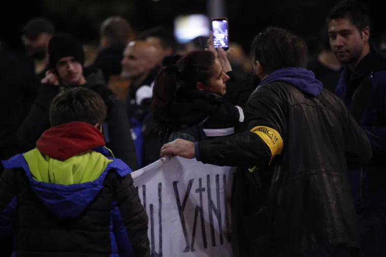 Prosvjedi zbog novih mjera, nakon 22 sata u kafiće samo s covid potvrdom: 'Vučiću izdao si Srbiju!'