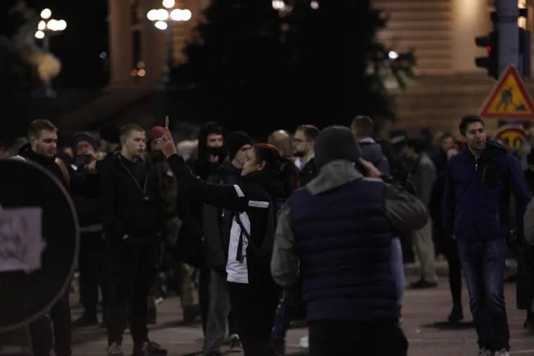Prosvjedi zbog novih mjera, nakon 22 sata u kafiće samo s covid potvrdom: 'Vučiću izdao si Srbiju!'