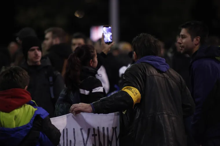 Prosvjedi zbog novih mjera, nakon 22 sata u kafiće samo s covid potvrdom: 'Vučiću izdao si Srbiju!'