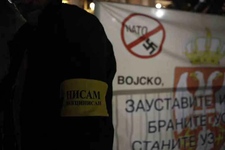 Prosvjedi zbog novih mjera, nakon 22 sata u kafiće samo s covid potvrdom: 'Vučiću izdao si Srbiju!'