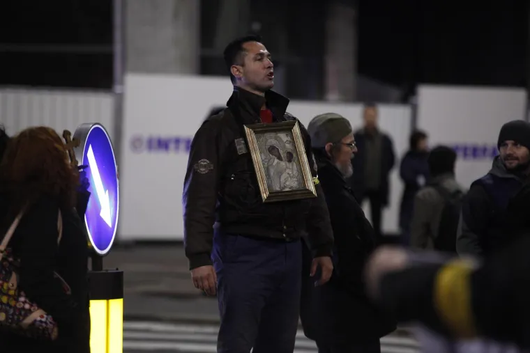 Prosvjedi zbog novih mjera, nakon 22 sata u kafiće samo s covid potvrdom: 'Vučiću izdao si Srbiju!'