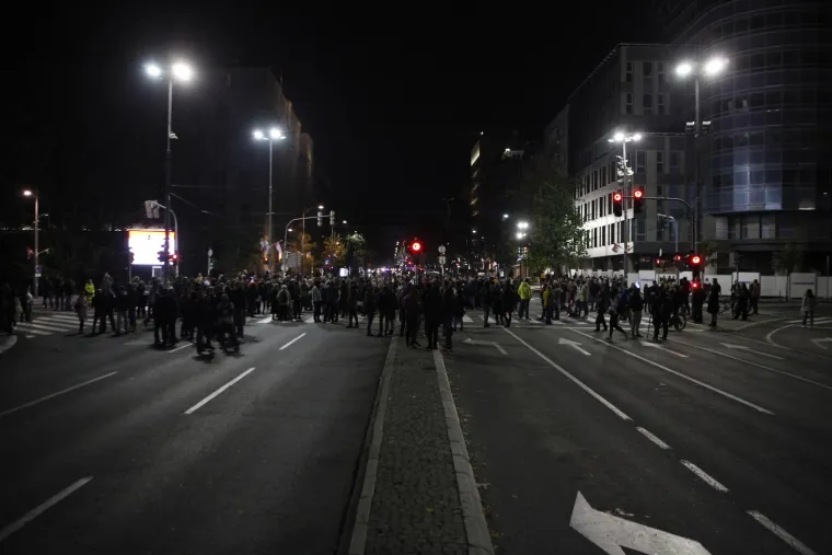 Prosvjedi zbog novih mjera, nakon 22 sata u kafiće samo s covid potvrdom: 'Vučiću izdao si Srbiju!'