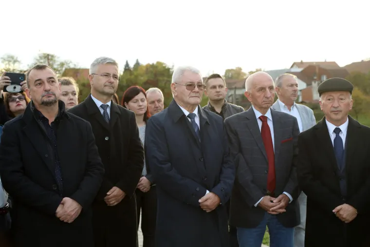 Gradonačelnik ponosno otkrio kip Proeskog u Novoj Gradiški, a onda WTF moment: 'Ako je ovo Toše, ja sam Plenković'