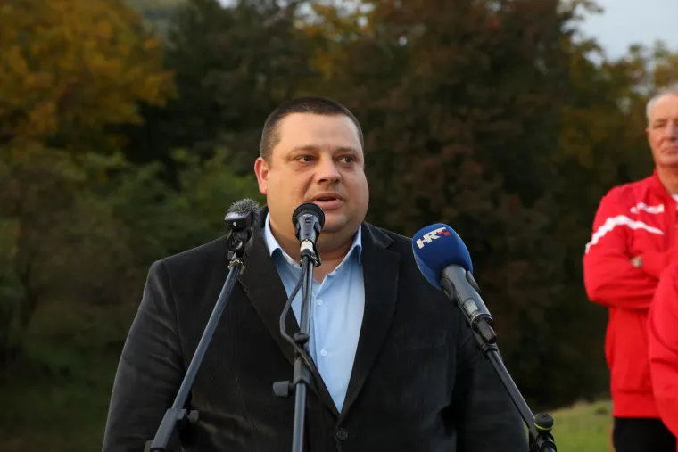 Gradonačelnik ponosno otkrio kip Proeskog u Novoj Gradiški, a onda WTF moment: 'Ako je ovo Toše, ja sam Plenković'