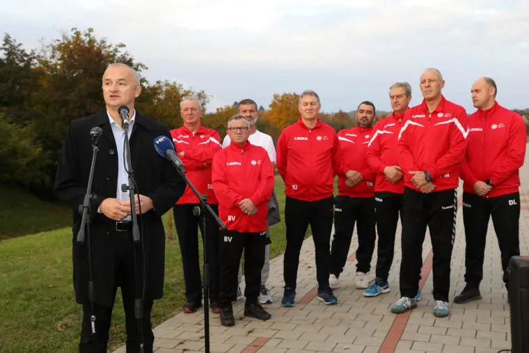 Gradonačelnik ponosno otkrio kip Proeskog u Novoj Gradiški, a onda WTF moment: 'Ako je ovo Toše, ja sam Plenković'