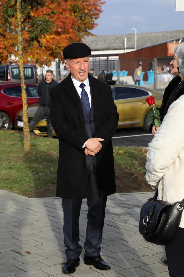 Gradonačelnik ponosno otkrio kip Proeskog u Novoj Gradiški, a onda WTF moment: 'Ako je ovo Toše, ja sam Plenković'