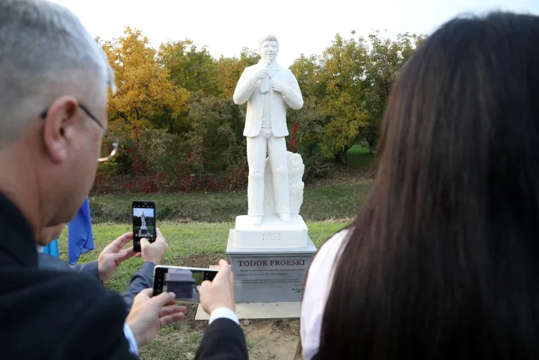 Gradonačelnik ponosno otkrio kip Proeskog u Novoj Gradiški, a onda WTF moment: 'Ako je ovo Toše, ja sam Plenković'