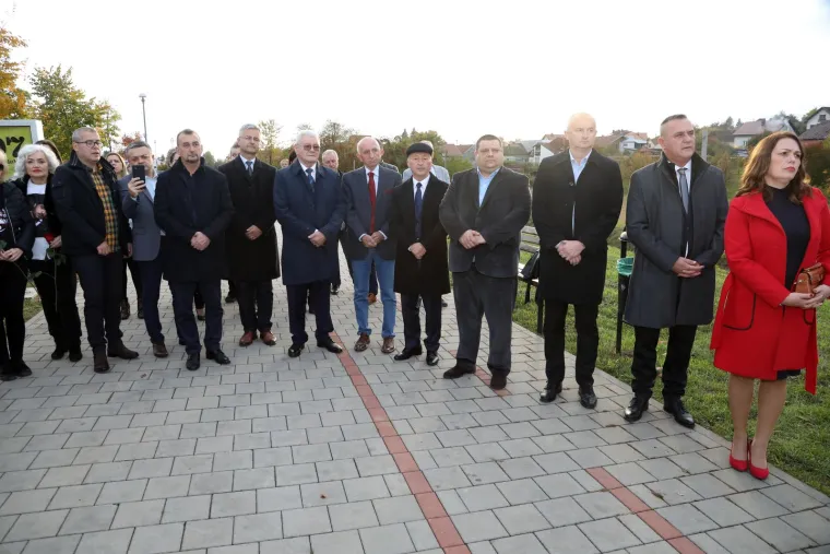 Gradonačelnik ponosno otkrio kip Proeskog u Novoj Gradiški, a onda WTF moment: 'Ako je ovo Toše, ja sam Plenković'