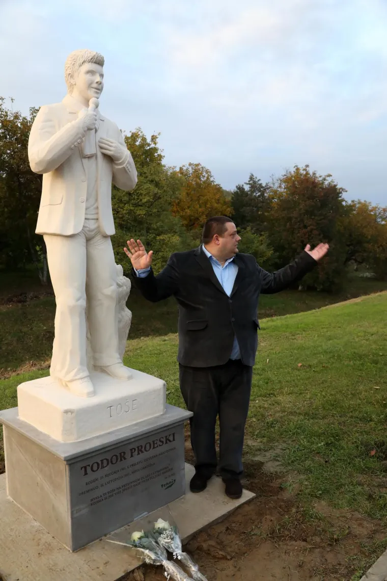 Gradonačelnik ponosno otkrio kip Proeskog u Novoj Gradiški, a onda WTF moment: 'Ako je ovo Toše, ja sam Plenković'