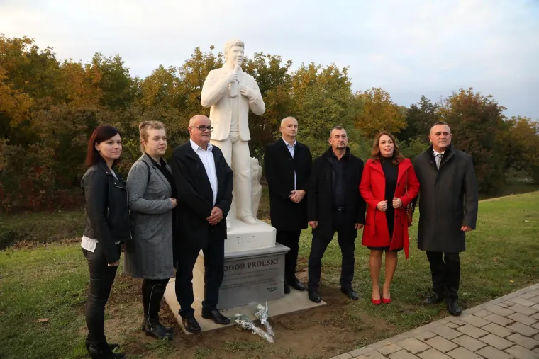 Gradonačelnik ponosno otkrio kip Proeskog u Novoj Gradiški, a onda WTF moment: 'Ako je ovo Toše, ja sam Plenković'