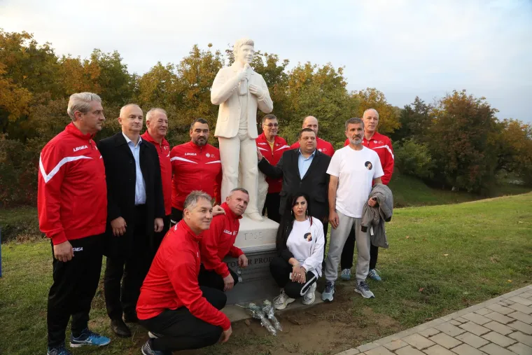 Gradonačelnik ponosno otkrio kip Proeskog u Novoj Gradi&scaron;ki, a onda WTF moment: 'Ako je ovo To&scaron;e, ja sam Plenković'