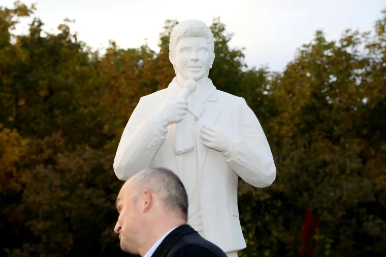 Gradonačelnik ponosno otkrio kip Proeskog u Novoj Gradi&scaron;ki, a onda WTF moment: 'Ako je ovo To&scaron;e, ja sam Plenković'