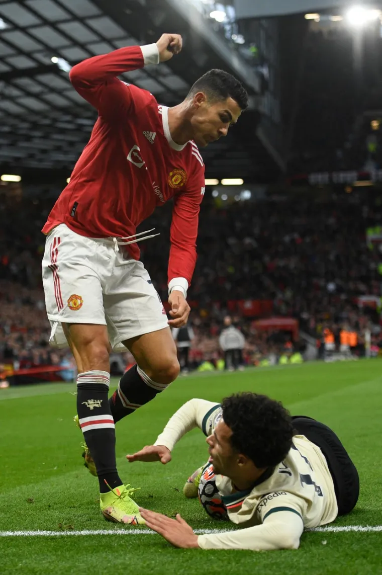 U najvećem derbiju engleskog nogometa Liverpool je na Old Traffordu deklasirao Manchester United sa 5-0 ostvarivši rekordnu pobjedu u &quot;Kazalištu snova&quot;. Već nakon 50 minuta igre imali su 5-0, a od 61. minute i igrača više, no &quot;stali su na loptu&quot;.
Cristiano Ronaldo je u potpunosti Izgubio živce u sudačkoj nadoknadi prvog poluvremena. Faulirao je Curtisa Jonesa i onda je krenuo udarati po lopti iako je sudac svirao prekršaj. Živčani Portugalac je i udario Jonesa pa zatim dobio žuti karton.