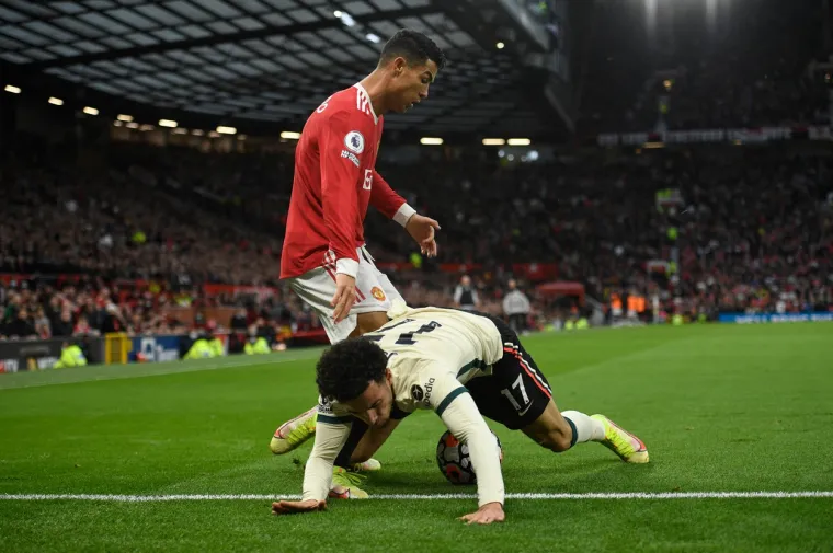 U najvećem derbiju engleskog nogometa Liverpool je na Old Traffordu deklasirao Manchester United sa 5-0 ostvarivši rekordnu pobjedu u &quot;Kazalištu snova&quot;. Već nakon 50 minuta igre imali su 5-0, a od 61. minute i igrača više, no &quot;stali su na loptu&quot;.
Cristiano Ronaldo je u potpunosti Izgubio živce u sudačkoj nadoknadi prvog poluvremena. Faulirao je Curtisa Jonesa i onda je krenuo udarati po lopti iako je sudac svirao prekršaj. Živčani Portugalac je i udario Jonesa pa zatim dobio žuti karton.